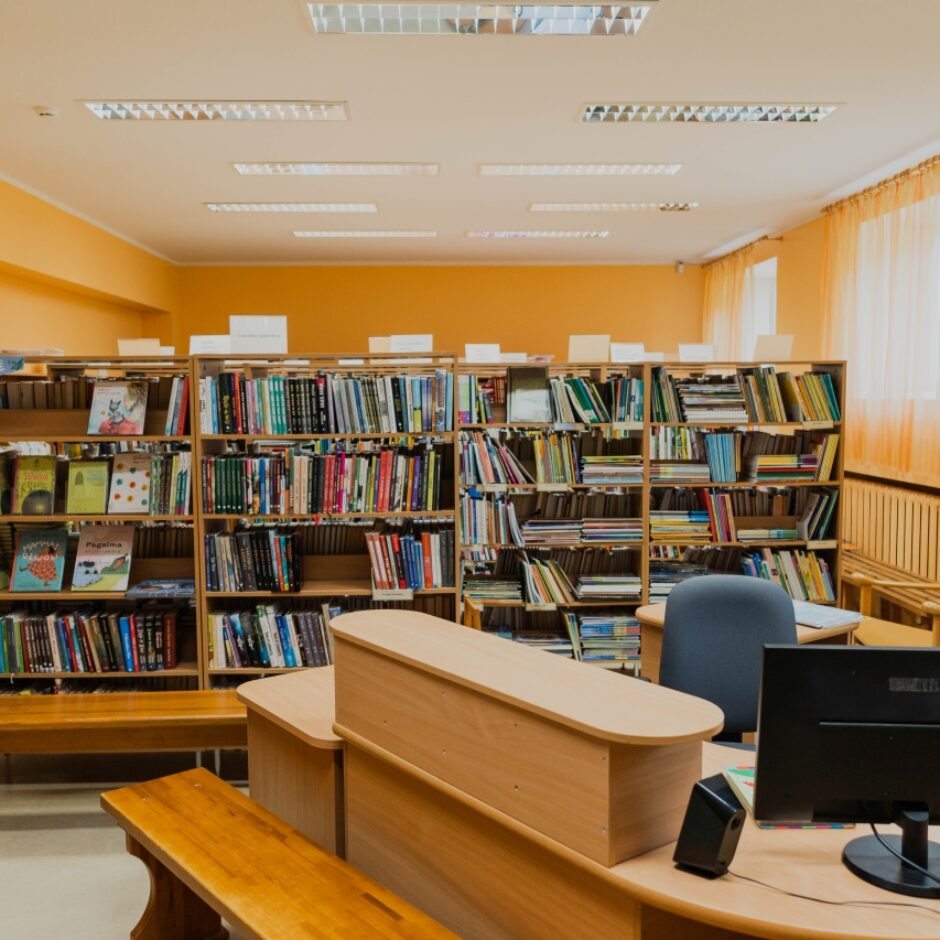 Bibliotēkas skats ar grāmatu plauktiem