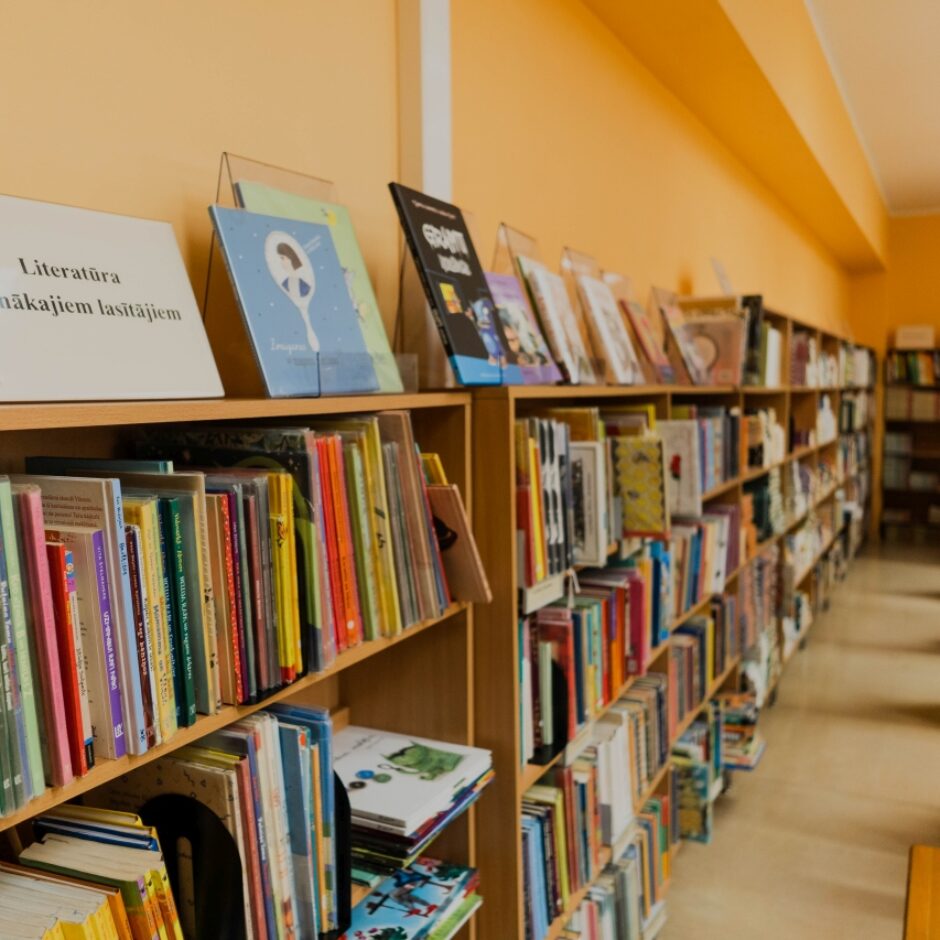 Bibliotēkas skats ar grāmatu plauktiem