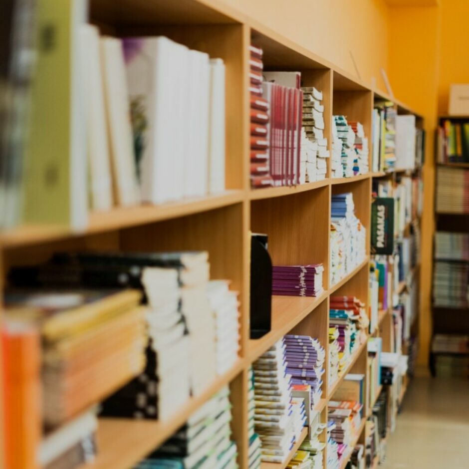 Bibliotēkas skats ar grāmatu plauktiem