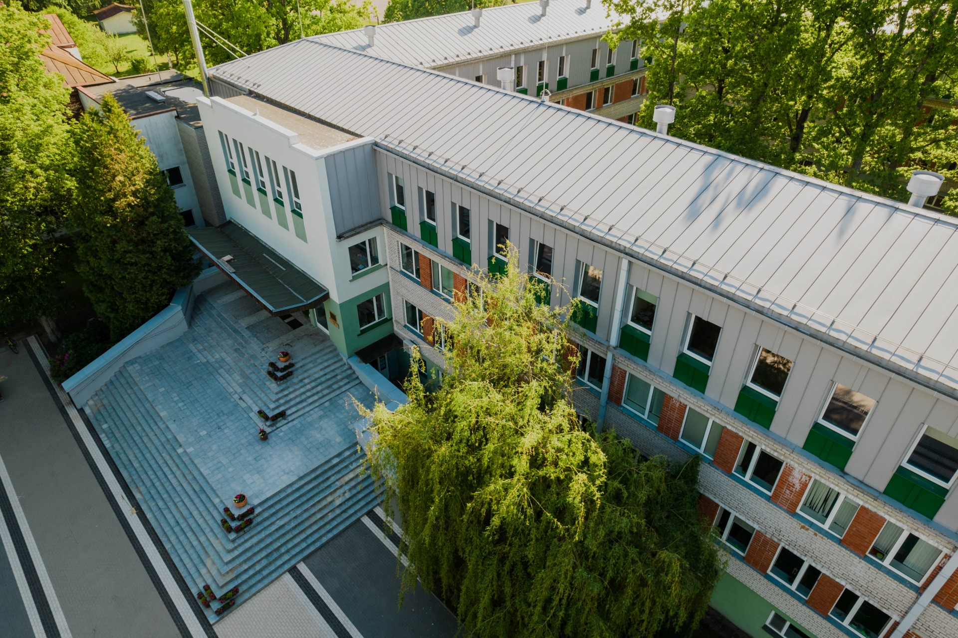 Ozolnieku vidusskolas attēls no augšas - vasarā