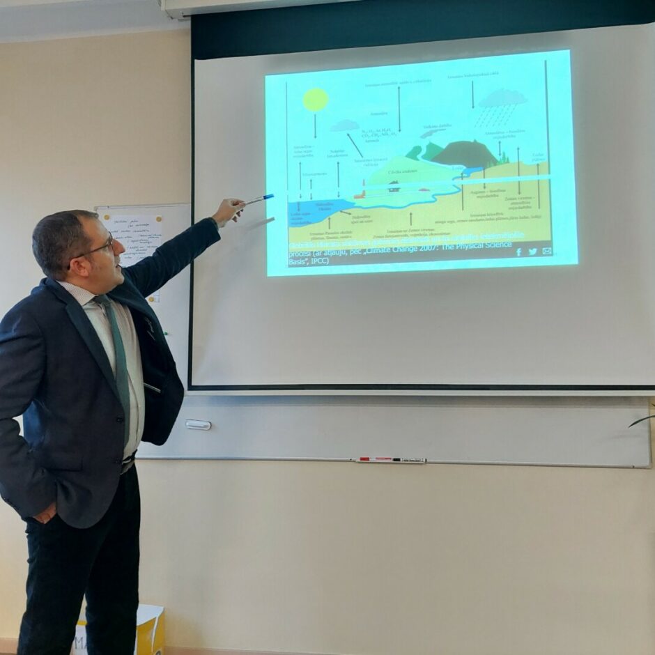 Vīrietis demonstrē shēmu uz ekrāna